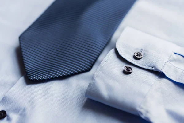 Närbild av skjorta och blå mönstrad slips — Stockfoto