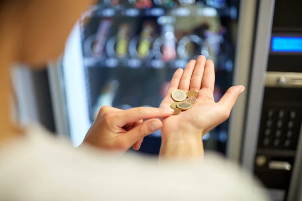 女人计数在自动售货机的欧元硬币 — 图库照片