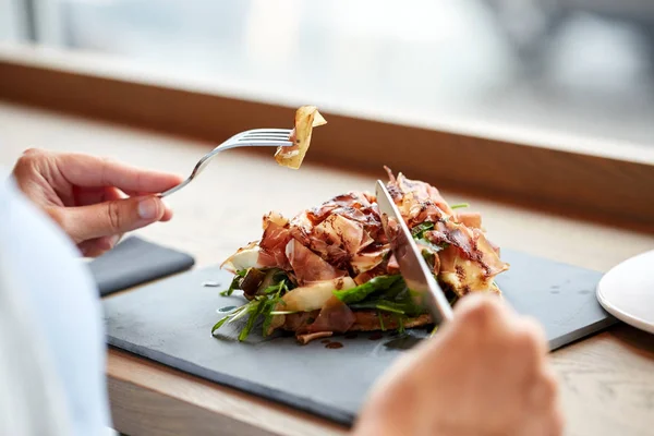 Жінка їсть салат з шинкою в ресторані — стокове фото