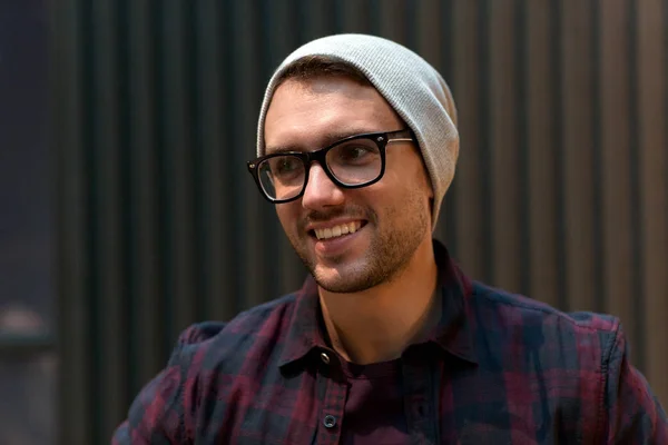 Χαρούμενος και χαμογελαστός άνθρωπος σε γυαλιά και καπέλο hipster — Φωτογραφία Αρχείου