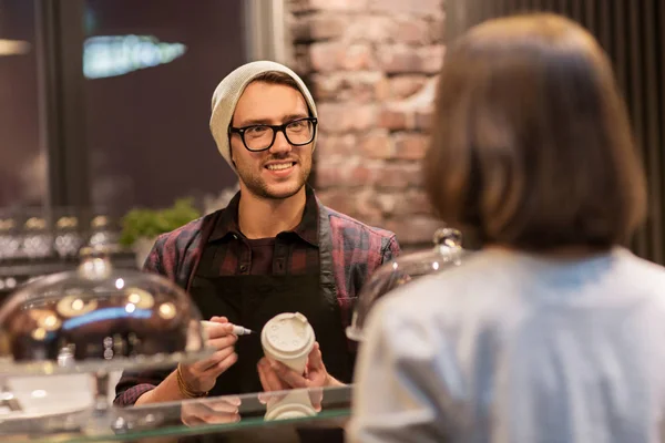 Hombre o barman con taza de café y cliente en la cafetería —  Fotos de Stock