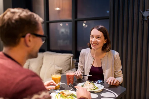 Happy couple eating dinner at vegan restaurant — Stock Photo, Image