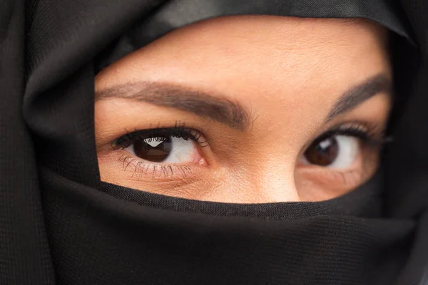 ヒジャーブのイスラム教徒の女性のクローズ アップ — ストック写真