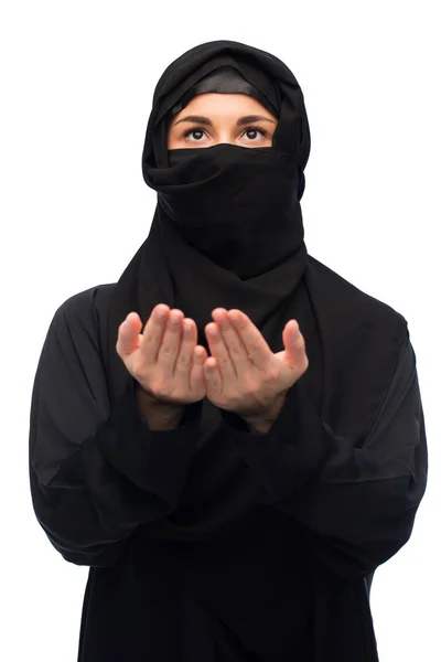 Priant femme musulmane en hijab sur blanc — Photo