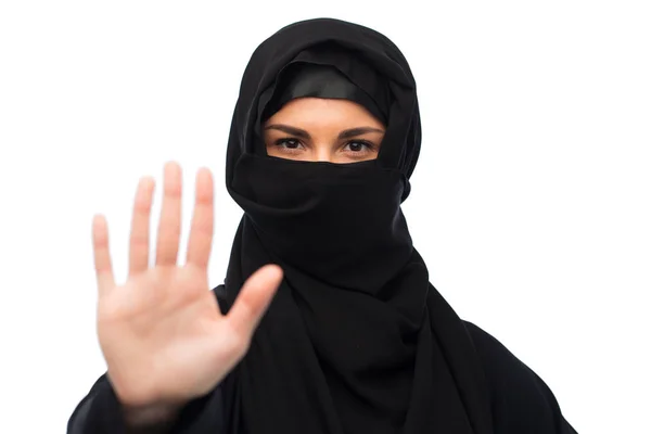 Muszlim nő hidzsáb mutatja a stoptábla — Stock Fotó