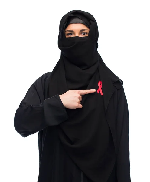 Muslimsk kvinna i hijab med röda awareness ribbon — Stockfoto