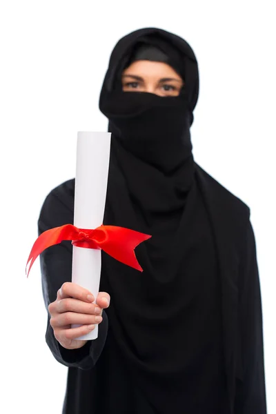 Femme musulmane en hijab avec diplôme sur blanc — Photo