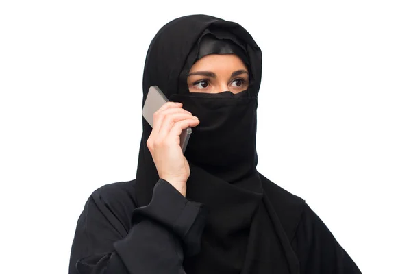 Мусульманка в хиджабе на белом фоне — стоковое фото