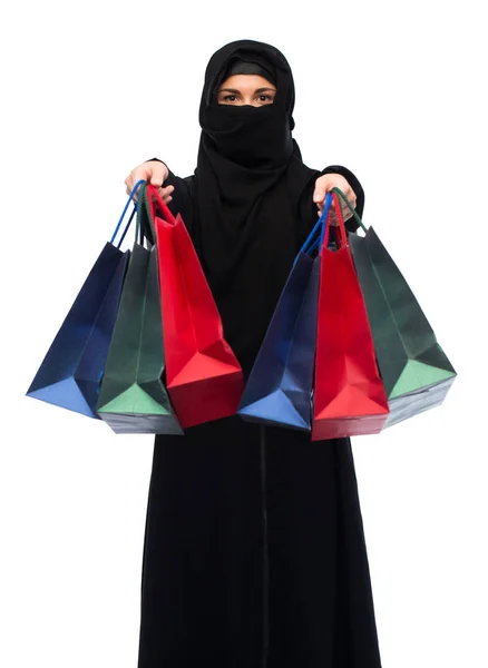 Tesettür alışveriş torbaları ile Müslüman kadın — Stok fotoğraf