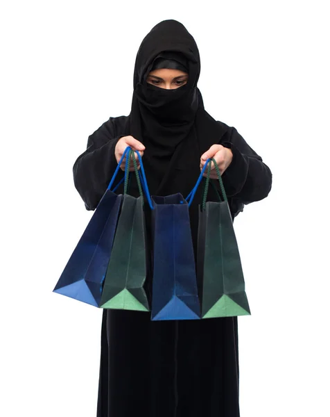 Tesettür alışveriş torbaları ile Müslüman kadın — Stok fotoğraf
