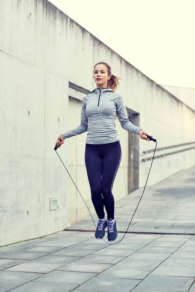 Femme faisant de l'exercice avec corde à sauter à l'extérieur — Photo