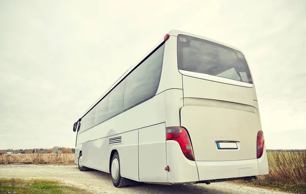 Ônibus turístico dirigindo ao ar livre — Fotografia de Stock