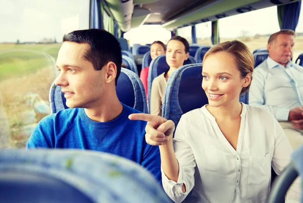 Szczęśliwa para lub pasażerów w podróży autobusem — Zdjęcie stockowe