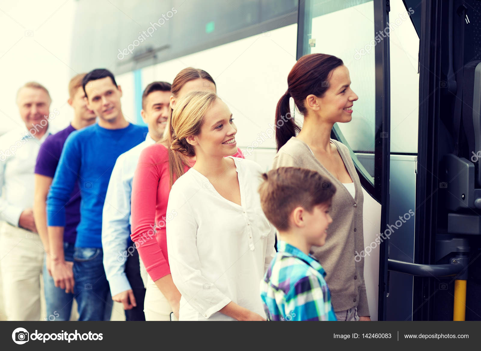 Водитель и пассажир в машине. Человек в машине. Счастливые люди в автобусе. Довольные пассажиры. Довольные пассажиры.