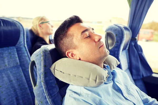 Homem dormindo em ônibus de viagem com travesseiro cervical — Fotografia de Stock