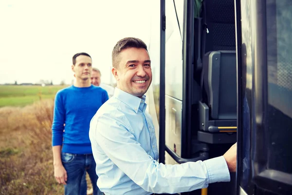 Grupa zadowolony mężczyzna pasażerów na pokład autobusu podróży — Zdjęcie stockowe