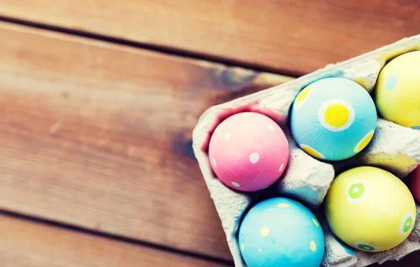 Close-up de ovos de páscoa coloridos na caixa de ovos — Fotografia de Stock