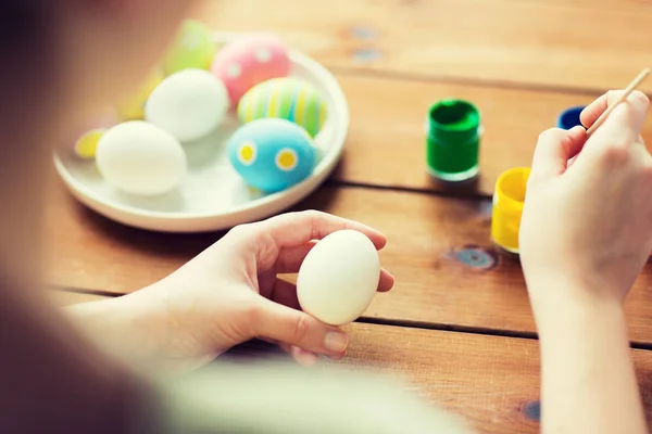 Primer plano de la mujer para colorear huevos de Pascua — Foto de Stock