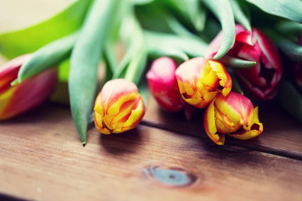 Gros plan de fleurs de tulipes sur une table en bois — Photo