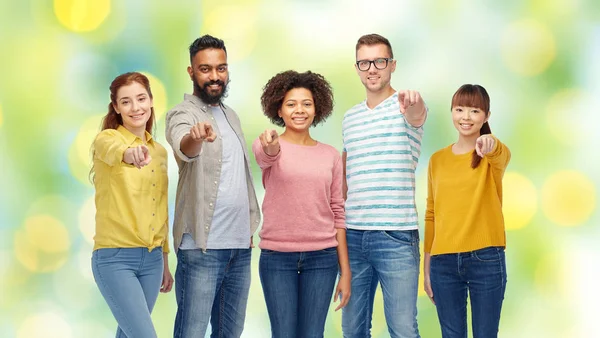 Internationale groep mensen wijzen op je — Stockfoto