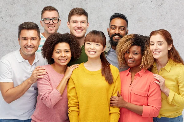 Internationale groep van gelukkige glimlachende mensen — Stockfoto