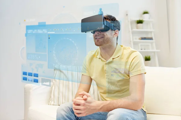 Jonge man in virtuele werkelijkheid hoofdtelefoon of 3D-bril — Stockfoto