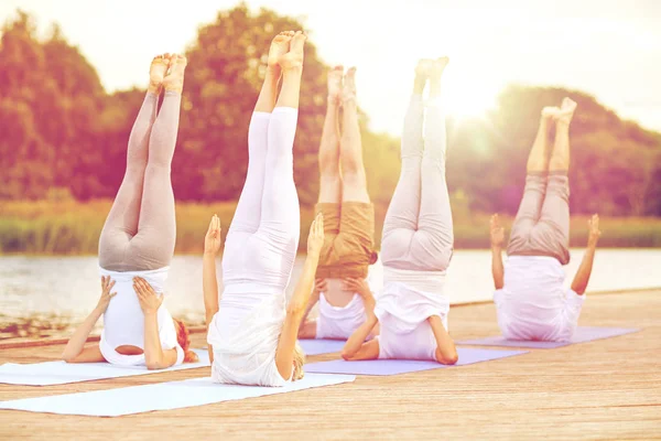 Grupp människor som gör yogaövningar utomhus — Stockfoto