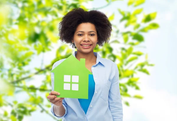 Heureuse femme américaine africaine avec icône de la maison verte — Photo