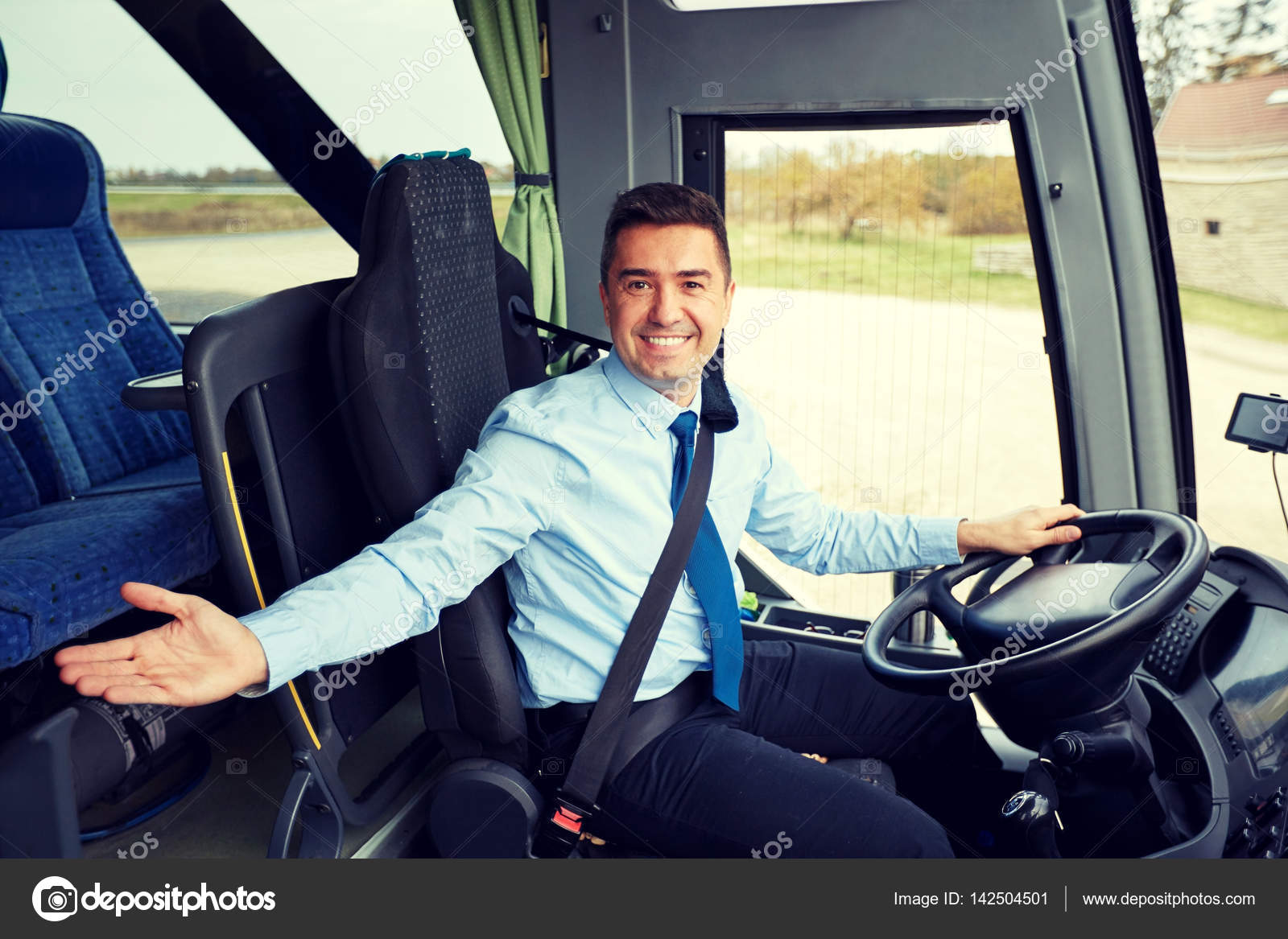 водитель маршрутки. шофер маршрутки. минивэн с пассажирами. микроавтобуса человек водителем. водитель туристического автобуса.