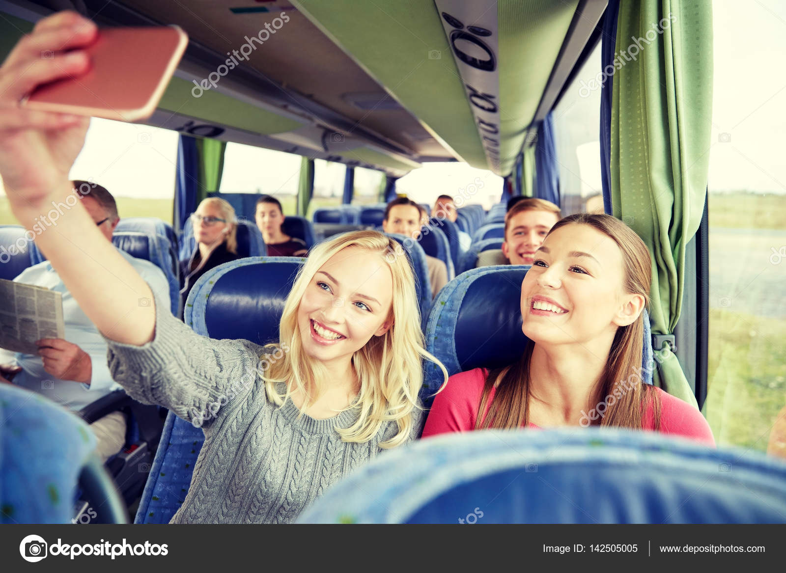 Туристы в автобусном туре. Пассажиры в автобусе. Автобус турист. Автобус для путешествий. Туристический транспорт.