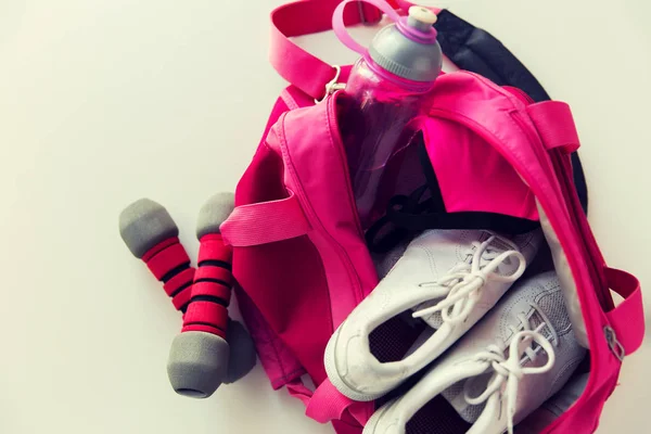 Primer plano de cosas deportivas femeninas en la mochila —  Fotos de Stock