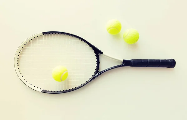 Nahaufnahme von Tennisschläger mit Bällen — Stockfoto