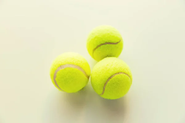Nahaufnahme von drei gelben Tennisbällen — Stockfoto
