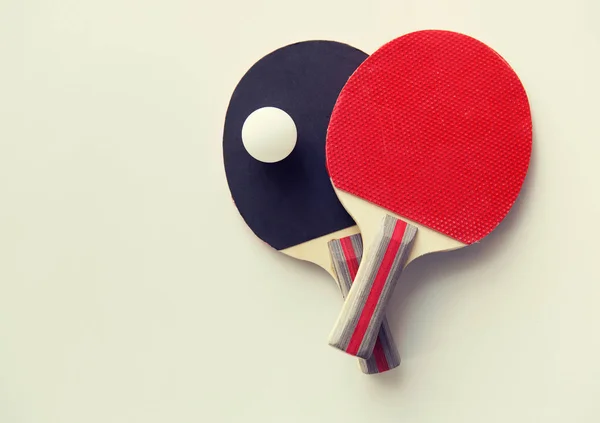 Primer plano de raquetas de tenis de mesa con pelota —  Fotos de Stock