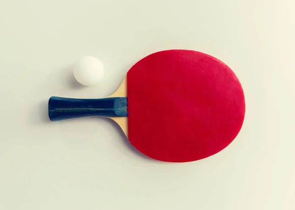 Primer plano de raquetas de tenis de mesa con pelota —  Fotos de Stock