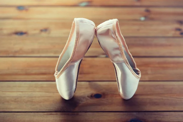 Close up van pointe schoenen op houten vloer — Stockfoto