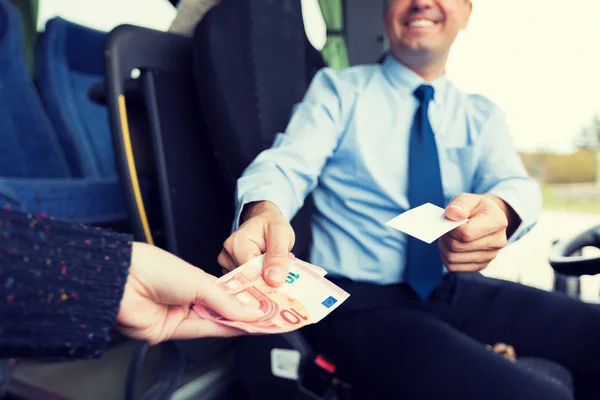 Nahaufnahme eines Busfahrers, der Fahrkarte an Fahrgast verkauft — Stockfoto