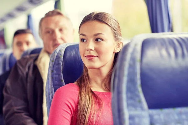 Boldog fiatal nő ül az utazás busszal vagy vonattal — Stock Fotó