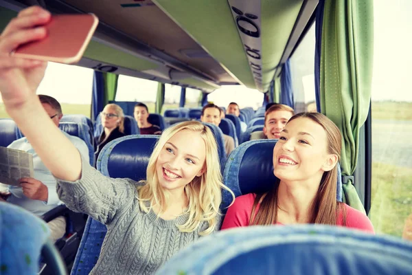 Kobiety biorąc selfie przez smartfona w autobusie podróży — Zdjęcie stockowe
