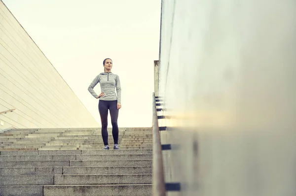 Şehir merdivenlerde duran sportif kadın — Stok fotoğraf
