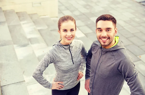 Couple souriant à l'extérieur sur la rue de la ville — Photo