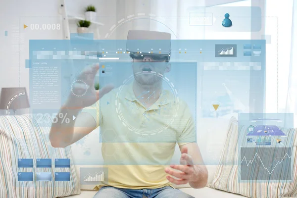 Jovem em realidade virtual headset ou óculos 3d — Fotografia de Stock
