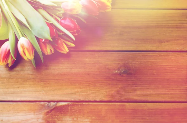 Κοντινό πλάνο λουλούδια τουλίπα στο ΤΡΑΠΕΖΙ ΞΥΛΙΝΟ — Φωτογραφία Αρχείου
