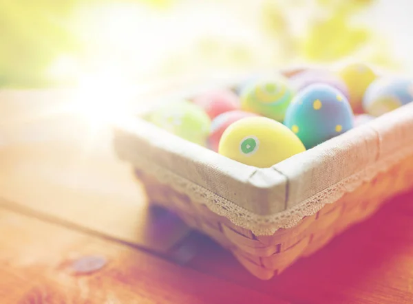 Nahaufnahme von farbigen Ostereiern im Korb — Stockfoto