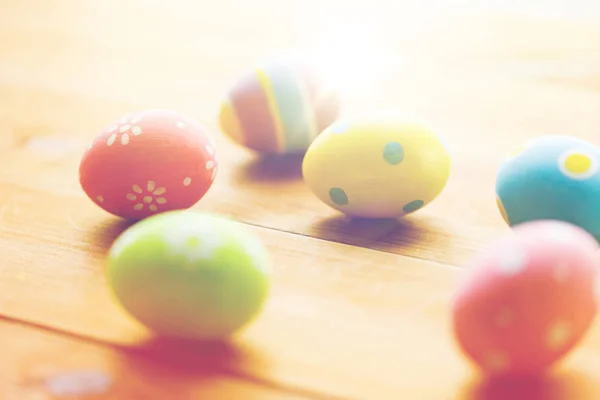 Primer plano de huevos de Pascua de colores en la superficie de madera — Foto de Stock