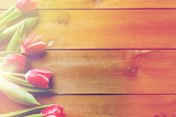 木制的桌子上的郁金香花的特写 — 图库照片