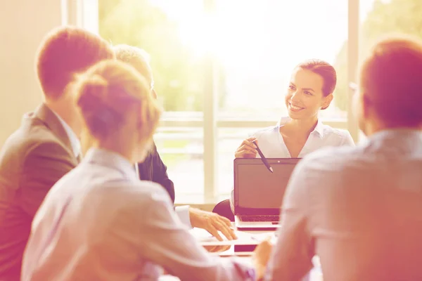 Mensen uit het bedrijfsleven met laptop vergadering in office — Stockfoto