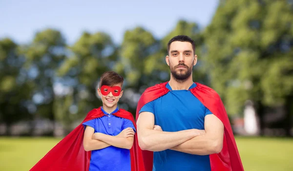 Hombre y niño con máscara y capa de superhéroe rojo — Foto de Stock