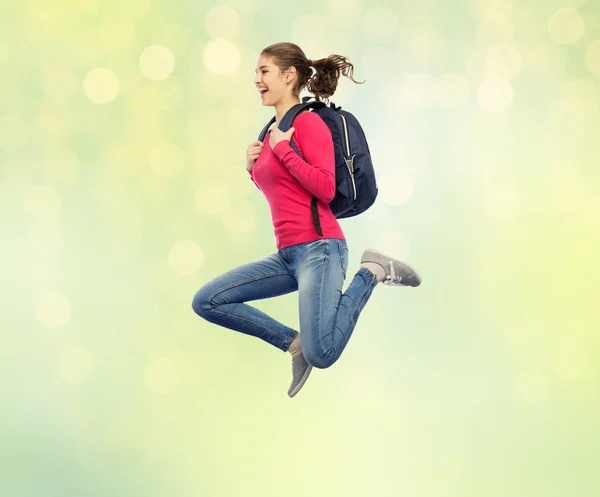 Mulher feliz ou estudante com salto mochila — Fotografia de Stock