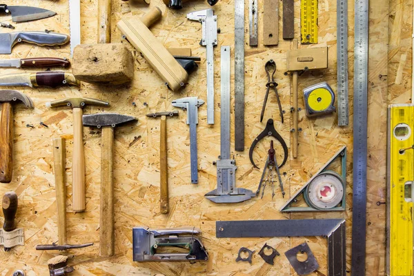 Munkaeszközök lóg a falon, műhely — Stock Fotó